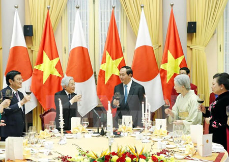 Chủ tịch nước Trần Đại Quang và Nhà vua Nhật Bản Akihito nâng ly chúc mừng tại Quốc yến.